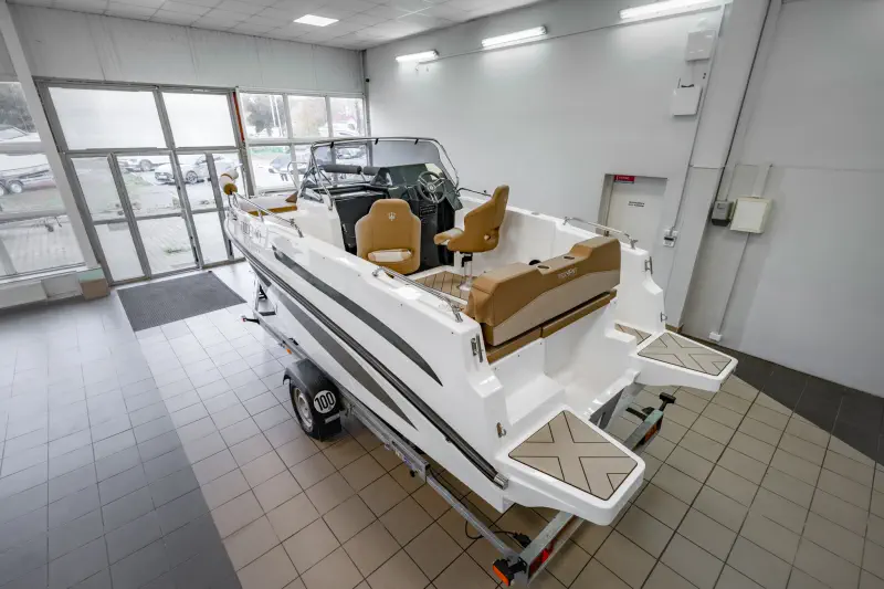 TRIDENT 640 SUNDECK